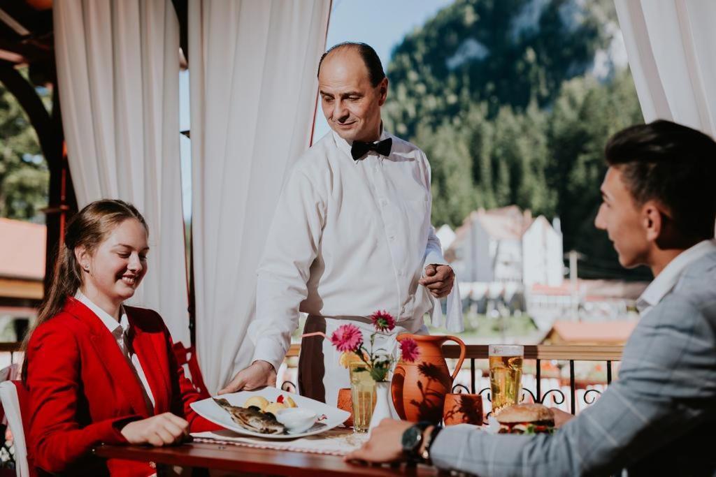 Pensiunea Lacu Rosu Bagian luar foto